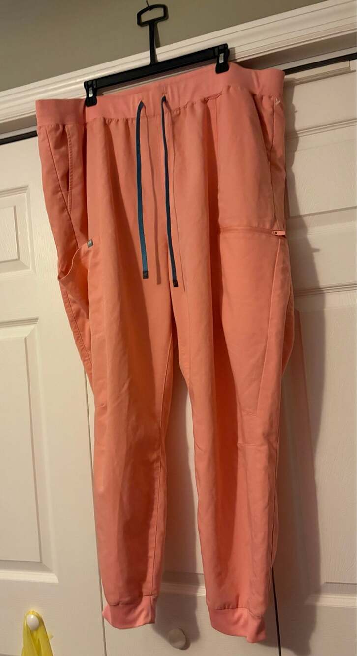 Women’s Fabletics scrub pants in a coral color size 3XL
